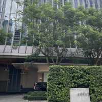 看到深圳灣海景的優雅酒店天花板