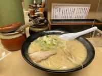 福岡・天神。390円でとんこつラーメンを楽しむ『楽勝ラーメン』