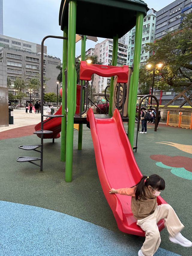地鐵站旁的土瓜灣道花園浙江街遊樂場