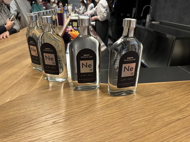 新宿・歌舞伎町。劇場内カフェ＆バー『Za Bar』(東急歌舞伎町タワー)
