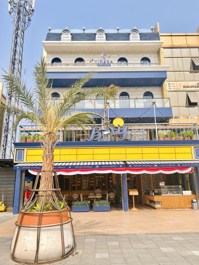 The 🌍’s First Over-Water Retail & Dining🛍️