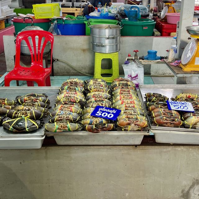 สะพานปลาอ่างศิลา ตลาดอาหารทะเลและของฝาก จ.ชลบุรี