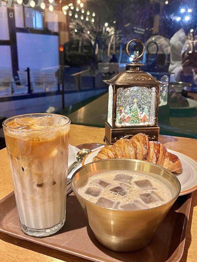 크리스마스 이브에 사람 한 명도 없는 한옥카페