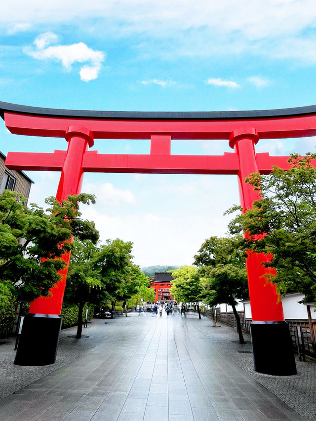 【京都府】朱色が鮮やかな稲荷神社の総本宮！