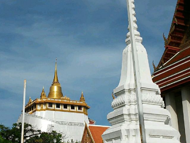 ด้วยศรัทธาเดินขึ้นภูเขาทอง  วัดสระเกศ