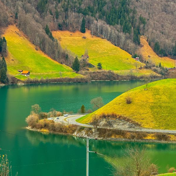 🇨🇭 ルンゲルン湖: 静かな高山の楽園 | Trip.com ルンガーン