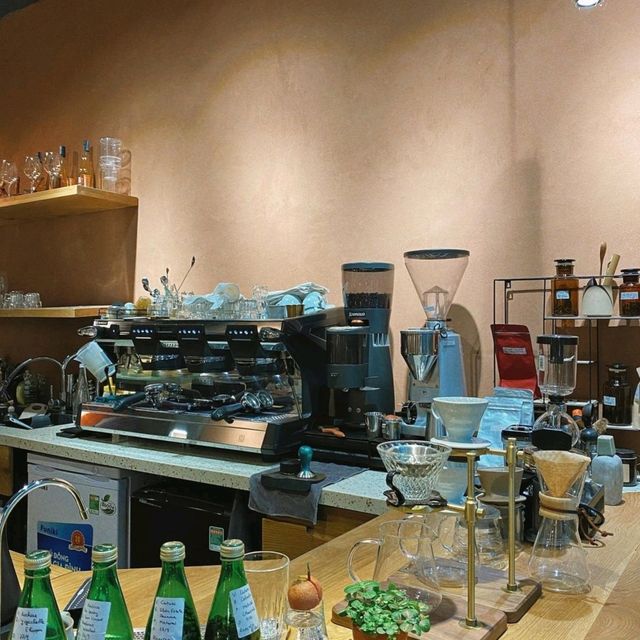 BEE5 ROAST & BREW