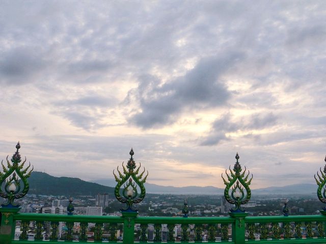 สักการะพระพุทธลีลา มณีนาคราช