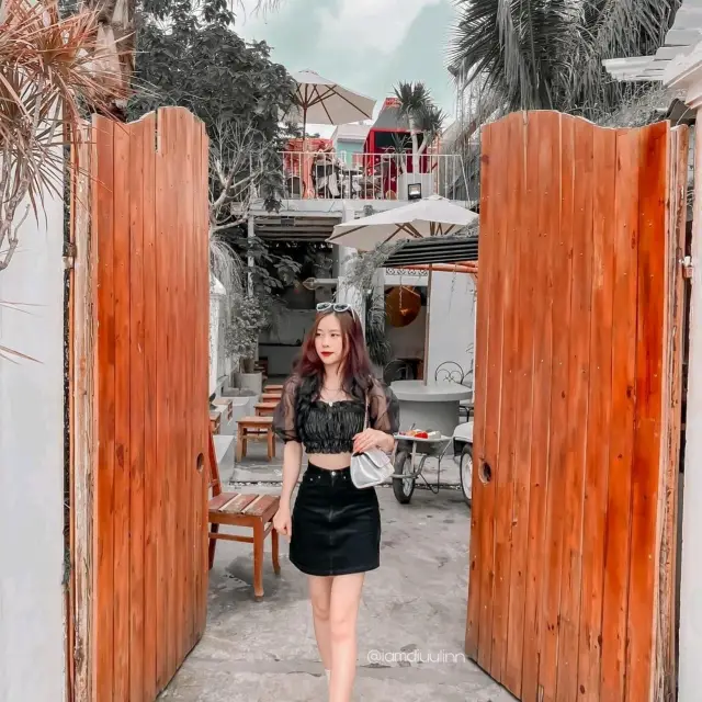 𝑀𝑂𝑀𝐸𝑁𝑇 𝐶𝐴𝐹𝐸 & 𝑆𝑇𝑈𝐷𝐼𝑂