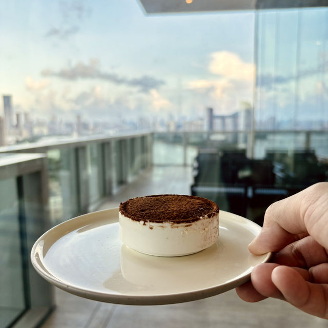 **"Spectacular Seascape and Culinary Delights at Renaissance Zhuhai Club Lounge"**
