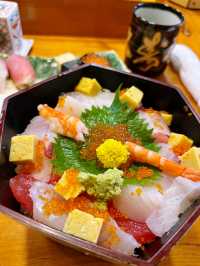 พามาทานข้าวหน้าปลาดิบที่ร้าน も大寿司