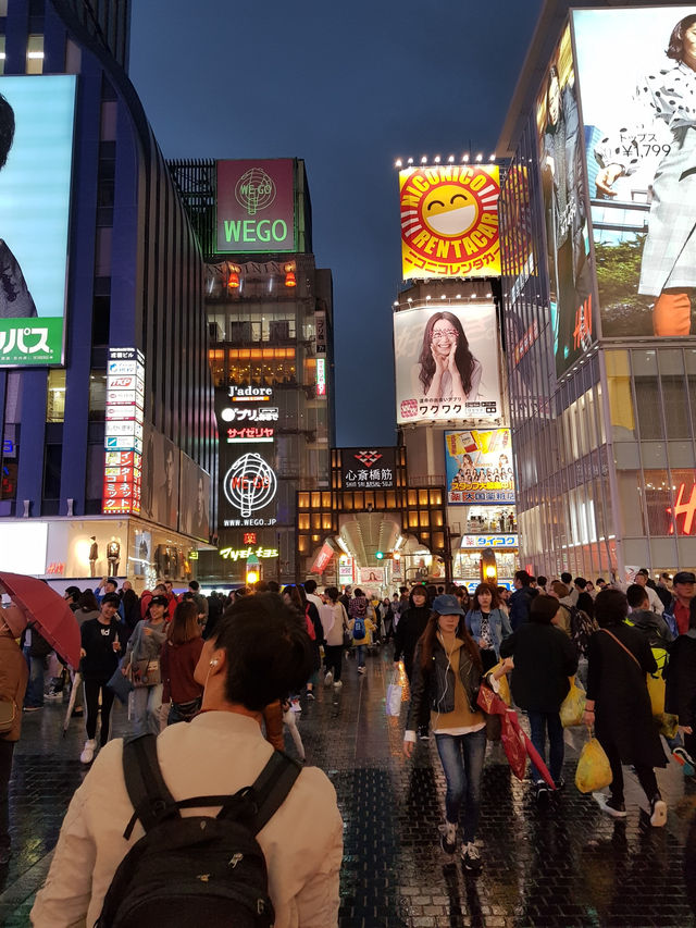 บุกโดทงบุริ ถ่ายรูปคู่กับสัญลักษณ์สุดฮิต Glico Man