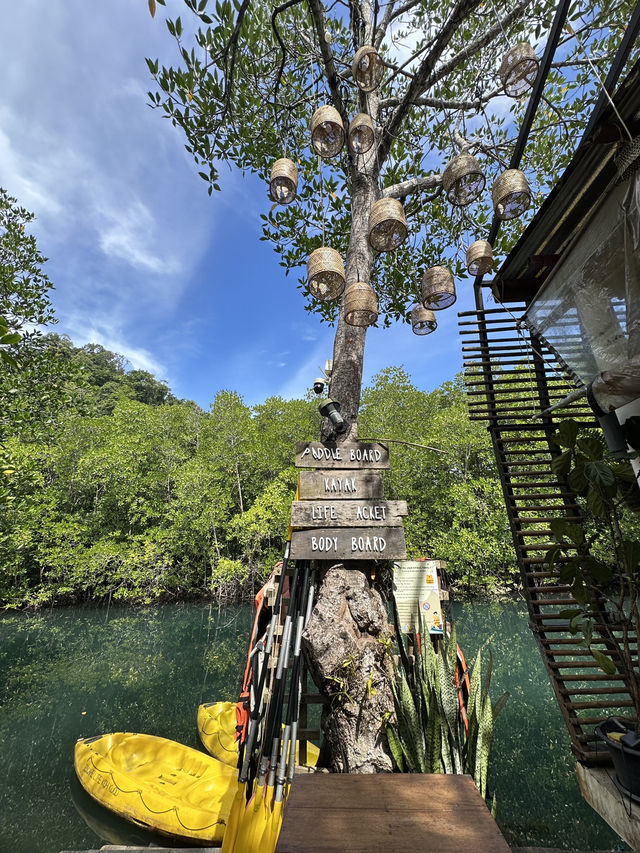 ที่พักติดริมน้ำเกาะกูด Escape life koh kood