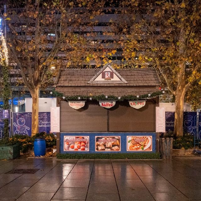 화려한 조명의 거리에서 열리는 마켓