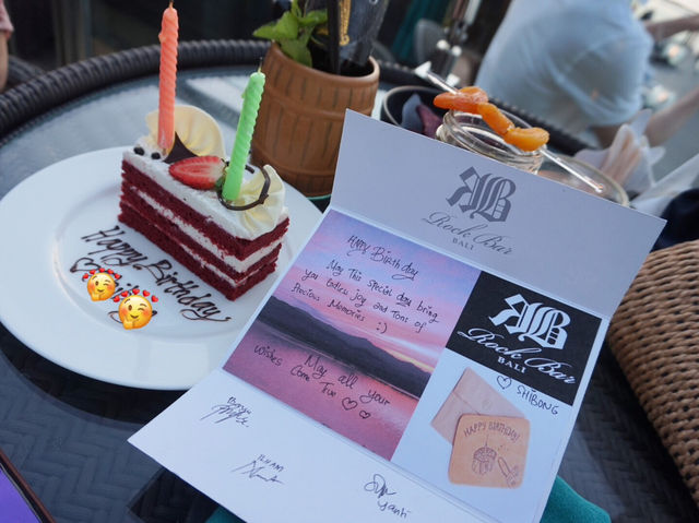 バリ島の美しいサンセットを見に断崖絶壁のROCK BARへ