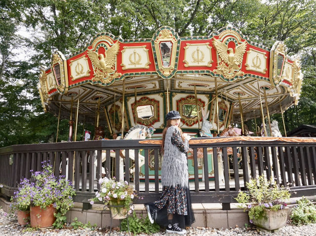 森の中に突如現れる「メリーゴーラウンドカフェ」