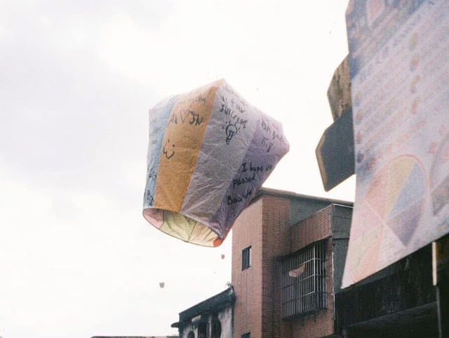 ปล่อยโคมลอยย่านเมืองเก่าที่  Shifen Old Street