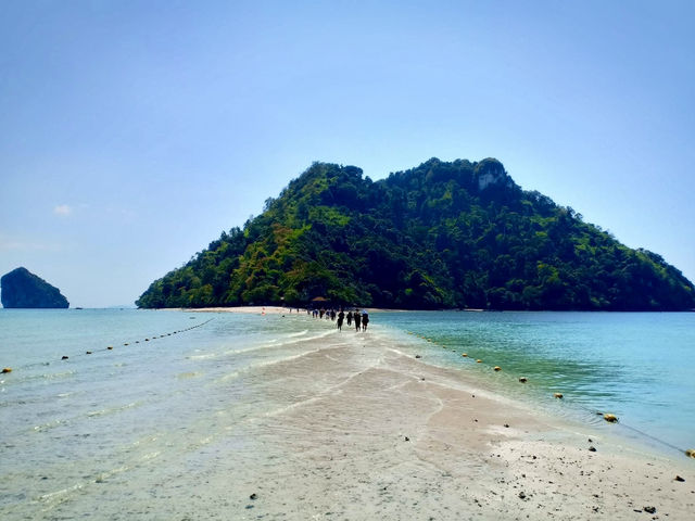 ทะเลแหวก"จังหวัดกระบี่🏞️