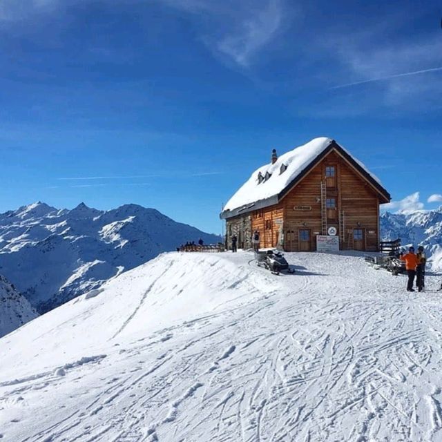 ❄️ Skiing in St. Moritz: A Snowy Paradise! ⛷️🏔️