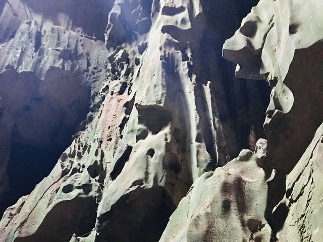 “Niah Cave: The Majestic Gateway to Prehistoric Wonders”