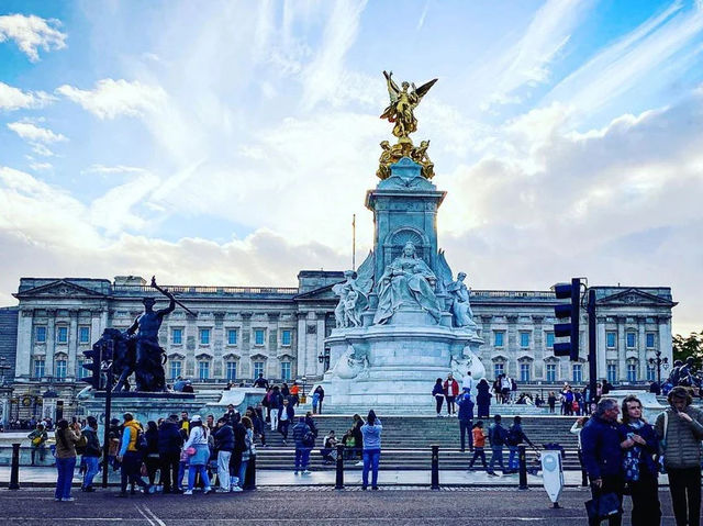 "London: A Vibrant Blend of History and Modernity"