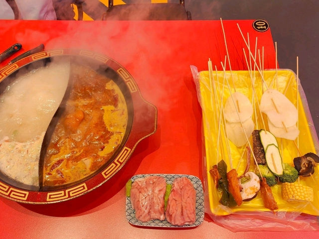 正宗成都串串鍋吃法新奇:裝潢色彩鮮豔霓虹燈風^_^ 正宗成都串串鍋吃法新奇:裝潢色彩鮮豔霓虹燈風^_^