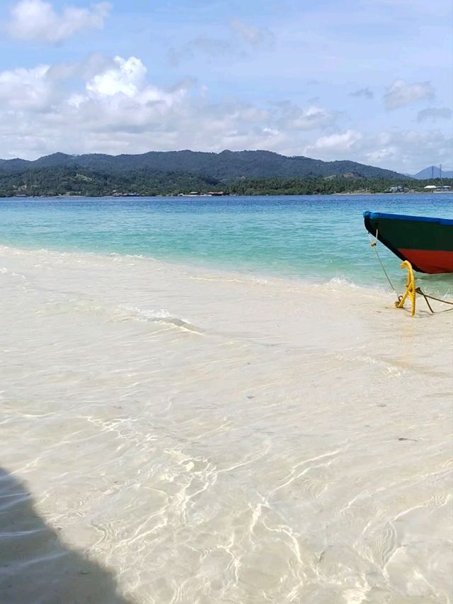Discover a white sand beach at the heart of sea, appears only during low tide.