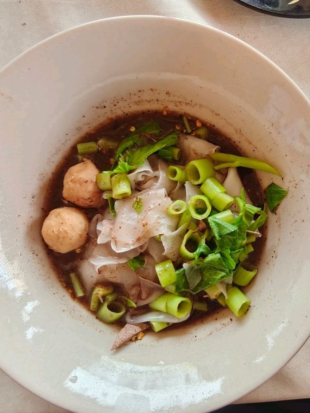 ร้านก๋วยเตี๋ยวเรือ "เสือลวกเส้น" เมืองทองธานี