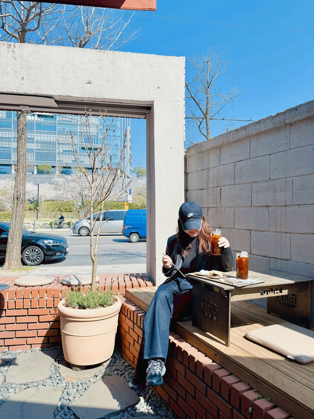 봄바람을 맞으며 커피 한 잔 하기 좋은 야외 테라스 카페☕️