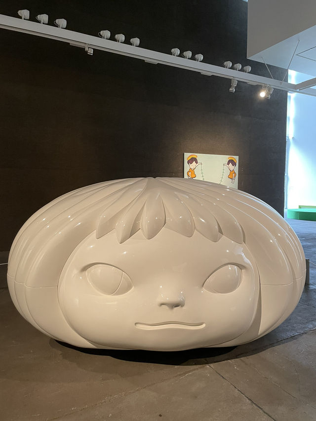 【青森×青森県立美術館】大きな青森犬オブジェが有名