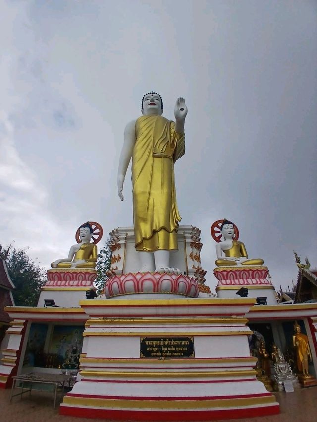 สักการะพระธาตุเมืองเชียงใหม่