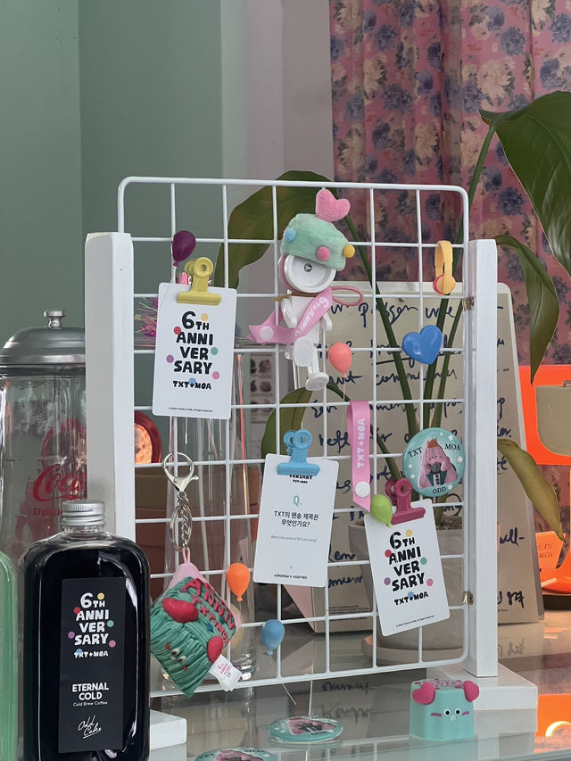 ฉลองTXT ครบรอบ 6ปีที่ Odd Café ย่านมังวอน