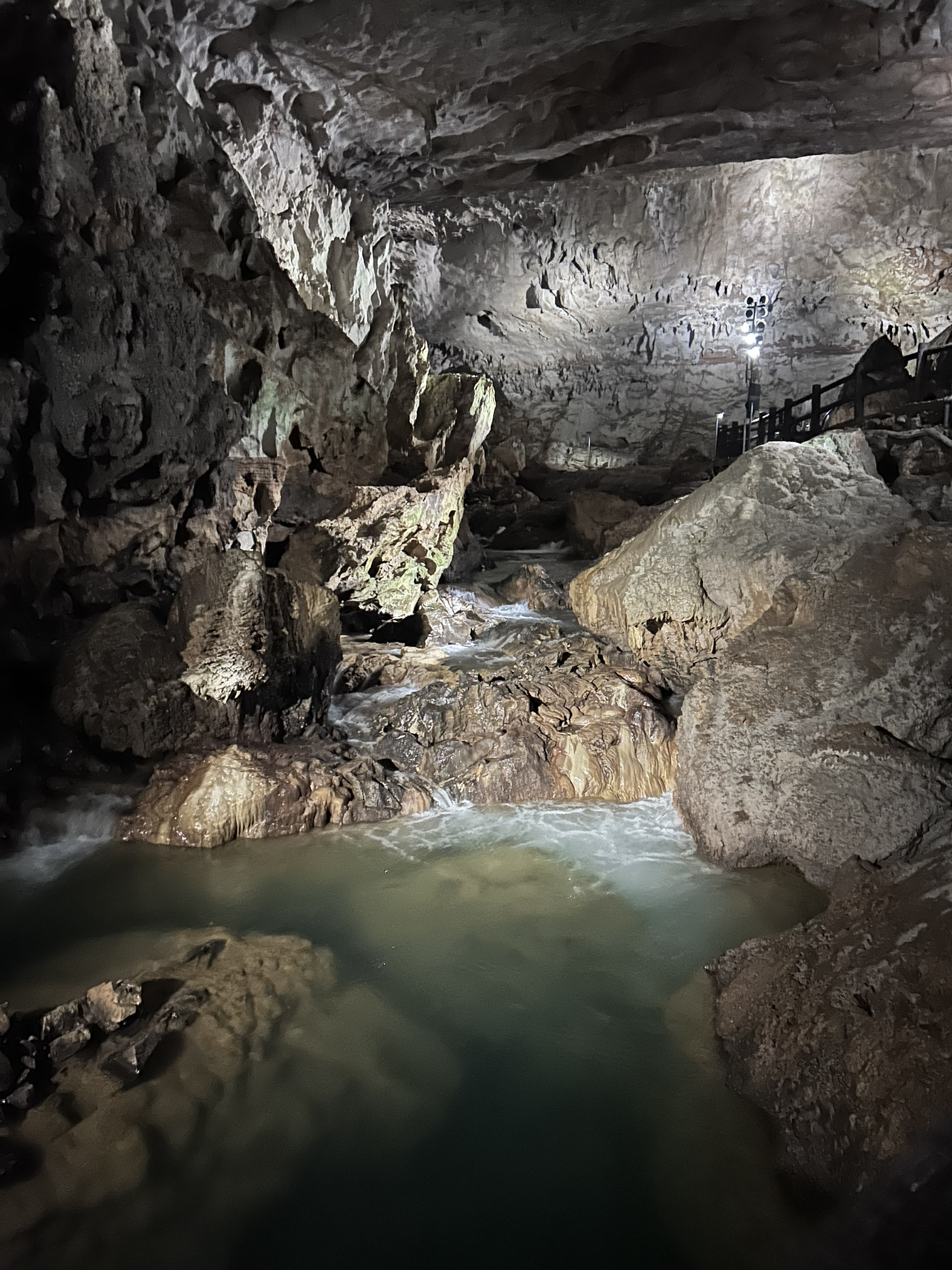 山口県 秋芳洞の鍾乳洞から購入した天然大理石の置物です。 秋芳洞