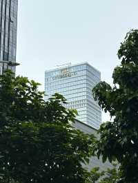 深鐵皇冠假日酒店：懸浮鋼鐵森林的雲端驛站