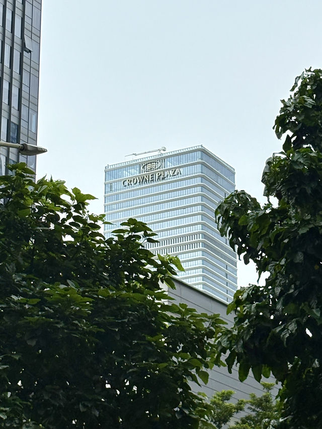 深鐵皇冠假日酒店：懸浮鋼鐵森林的雲端驛站