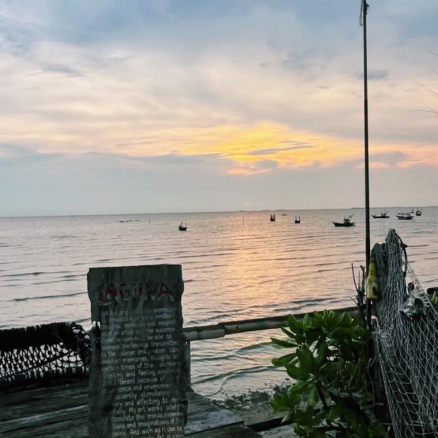 Laguna Cafe Bangsaen (ลากูน่า คาเฟ่ บางแสน)