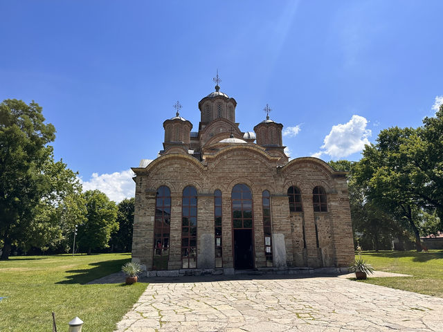 【Gracanica Monastery｜セルビア正教の聖地、コソボの静寂な修道院】 紛争を越えて今も守られる、世界遺産