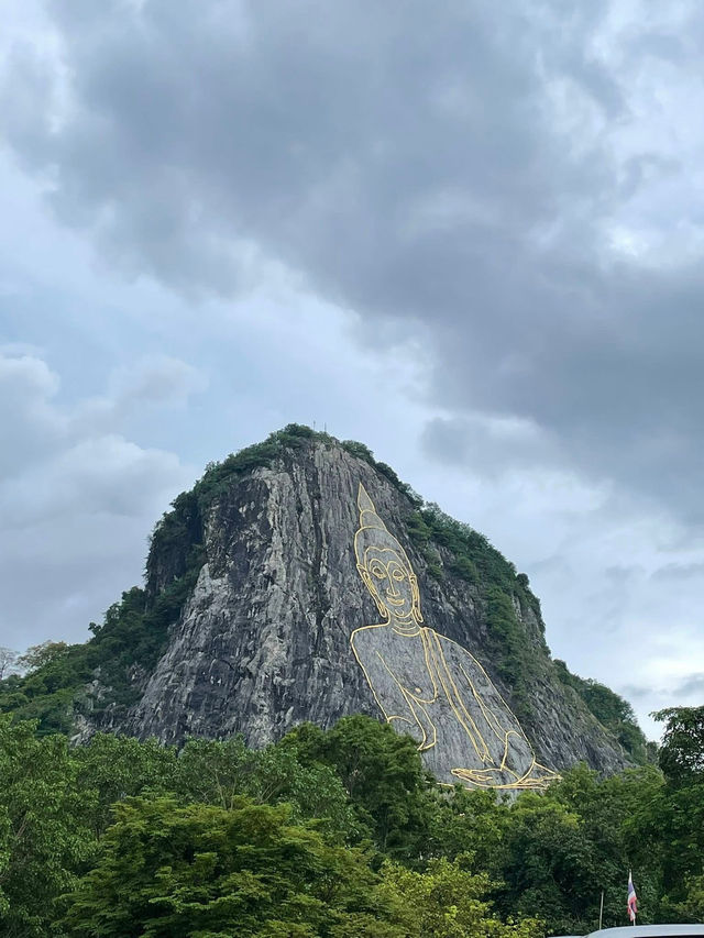 🪷 黄金のブッダが山に浮かぶ奇跡の風景。 #カオチーチャン #ブッダマウンテン #タイ旅行 #絶景スポット #パタヤ 