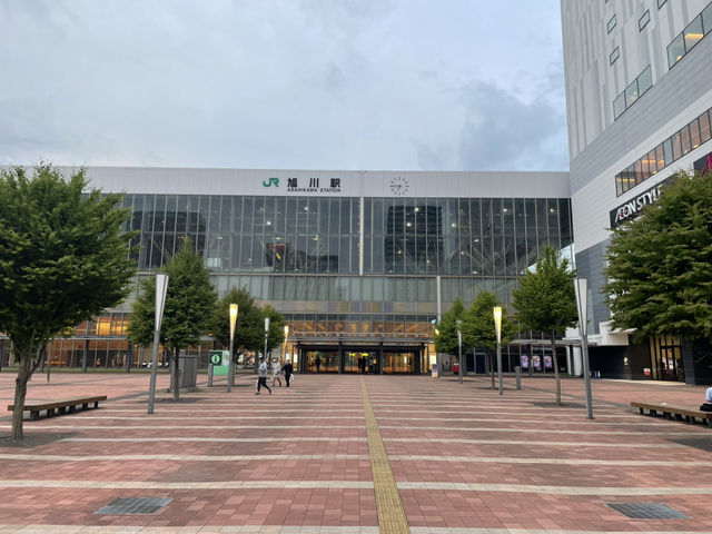 旭川漫遊：夕陽、水岸與閒適時光