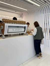 % Arabica at HKIA – Fresh Coffee & Tarmac Views Before the Flight