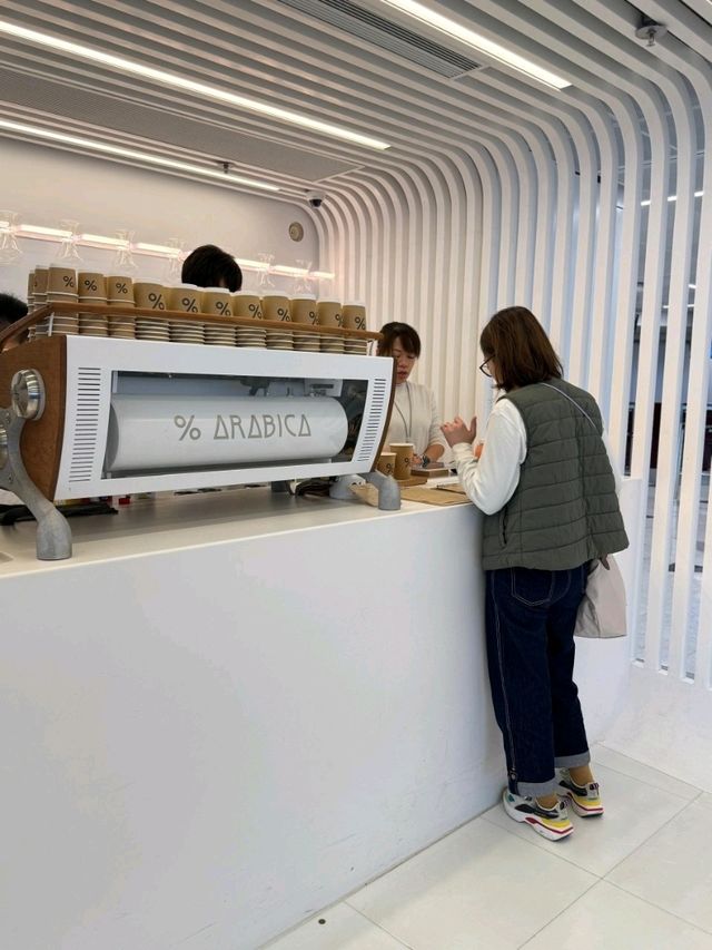 % Arabica at HKIA – Fresh Coffee & Tarmac Views Before the Flight