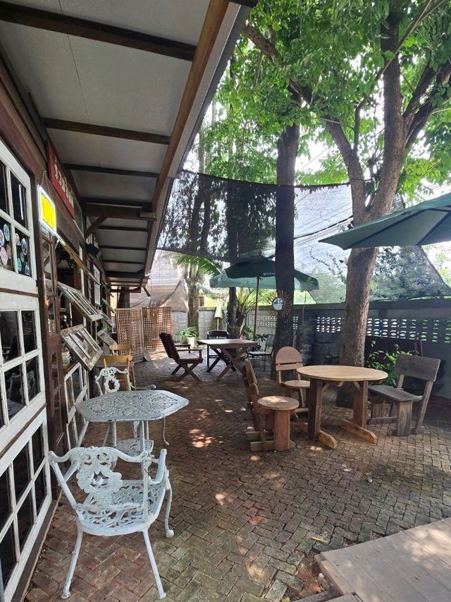 กาแฟท่าวังหลัง ร้านสวย แนวไม้โบราณ เหมาะมานั่งชิว