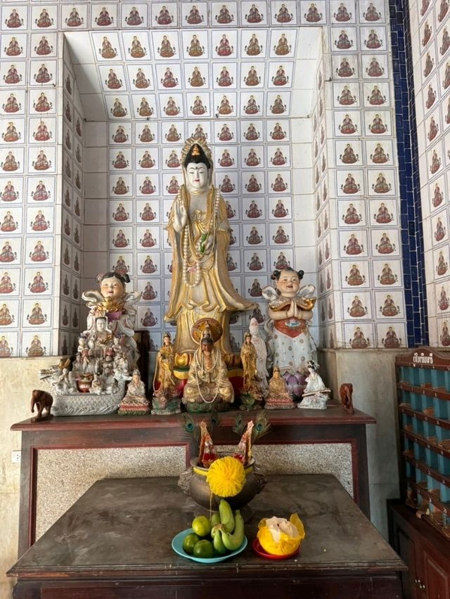 สักการะเทพเจ้าในวัดจีนอุดรธานี