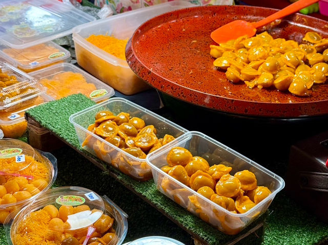Wat Lam Phaya Floating Market