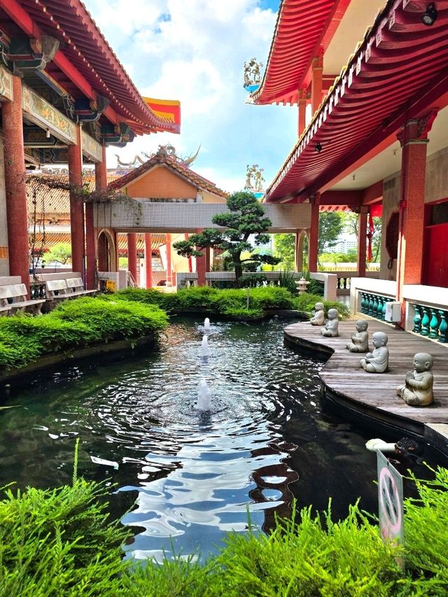 A hidden Japanese garden between the temples