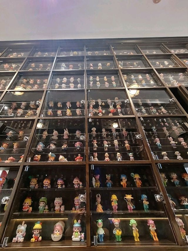 The hall of Secret Edition Pop Mart toys