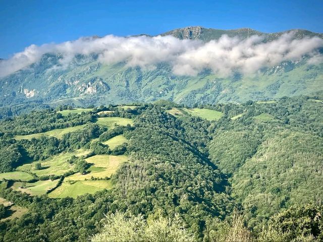 Lakeside Peace and Mountain Air at Los Barrios de Luna