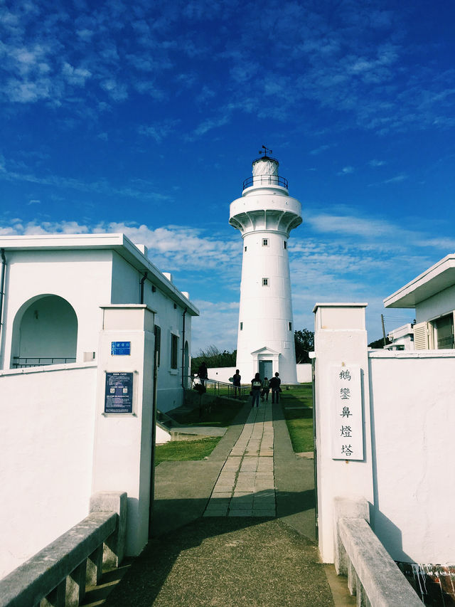 鵝鑾鼻燈塔：陽光下的白色守護者 🌞🏰