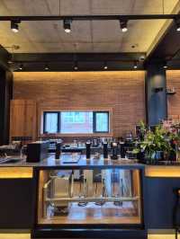โ ์คํ์
ํฐ ์ปคํผ๋ฅผ ๋ง์ค ์์๋ ๋ธ๋์
 ์ปคํผ (Blackup Coffee Okdong)
