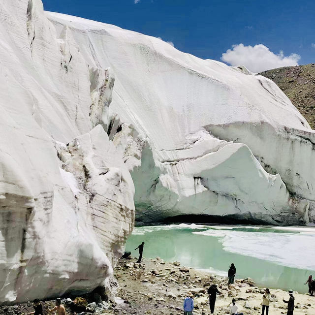 Frozen Beauty at Muztagh Glacier Park